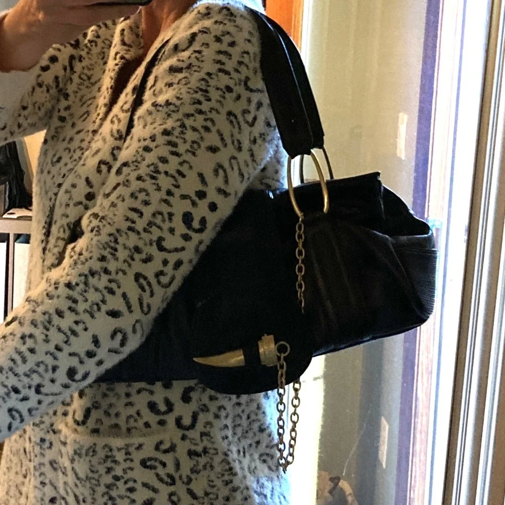 Elegant Black Leather Shoulder Bag with Gold Accents - Picture 14 of 14